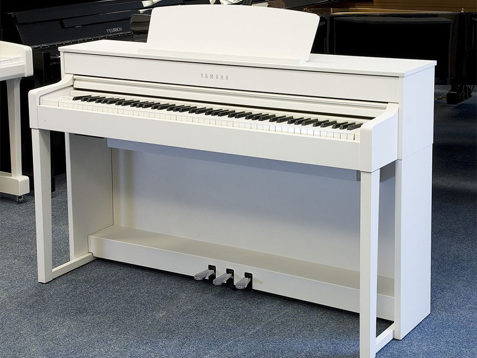 YAMAHA CLP-575 WH
