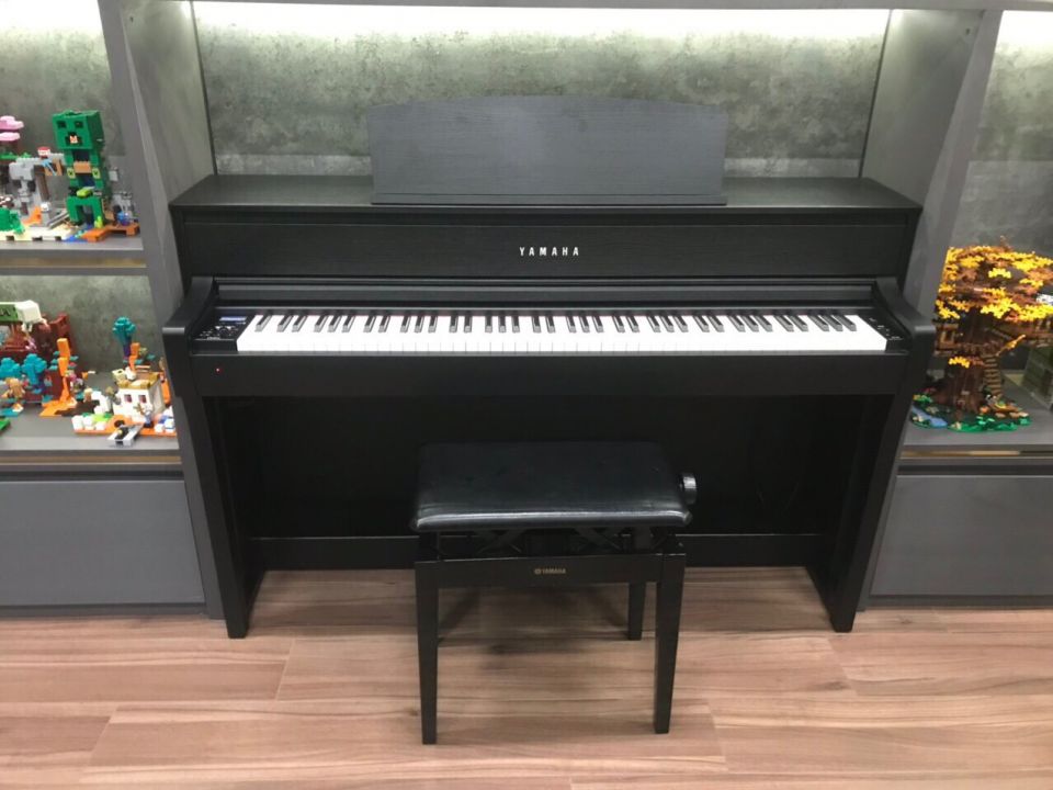 YAMAHA CLP-675 B