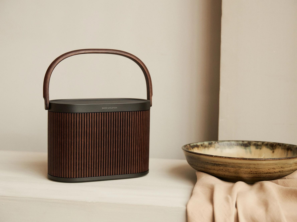 Loa B&O Beosound A5 Dark Oak