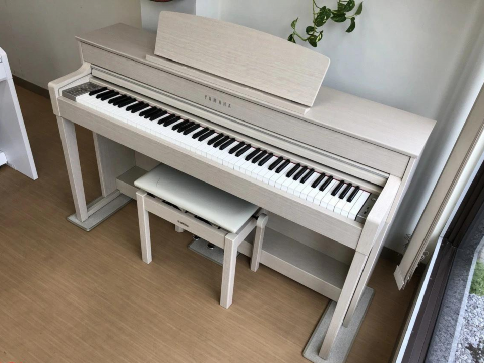 YAMAHA CLP-575 WA
