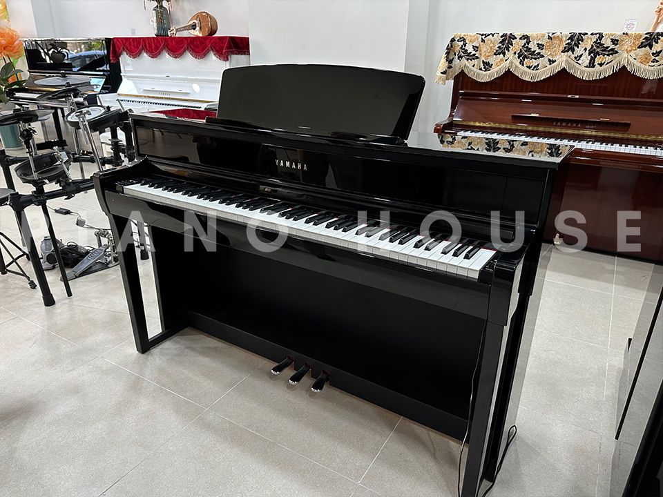 YAMAHA CLP-675 PE