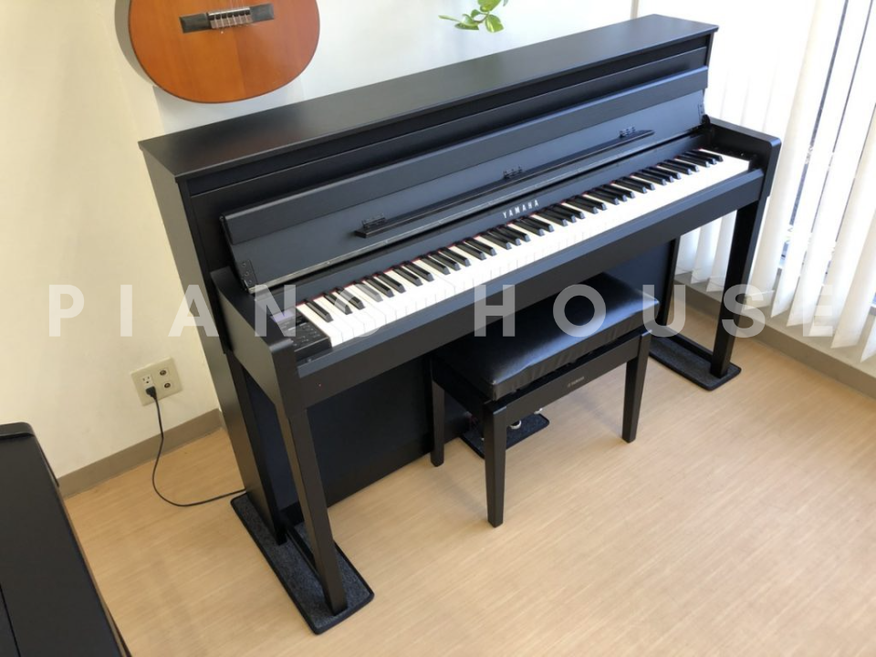 YAMAHA CLP-685 B