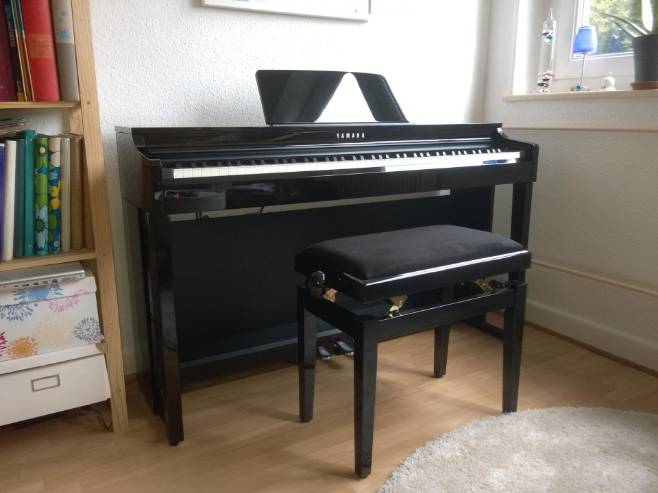 YAMAHA CLP-725 PE