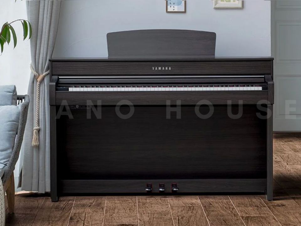 YAMAHA CLP-745 B