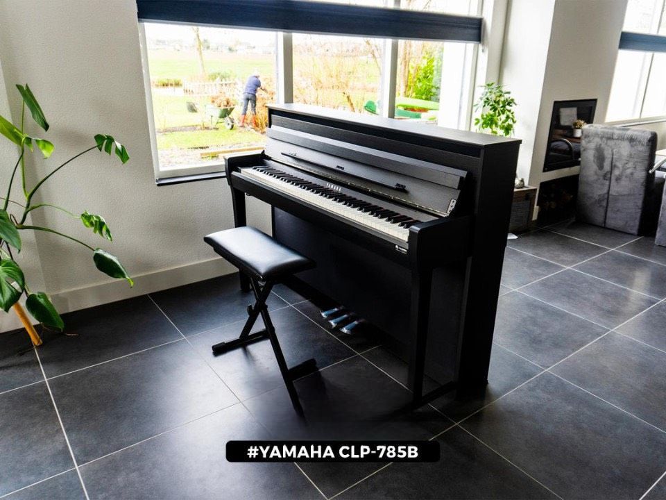 YAMAHA CLP-785 B (USED)