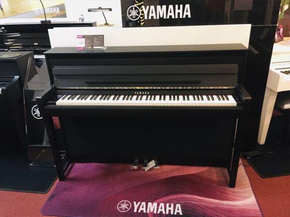 YAMAHA CLP-785 B
