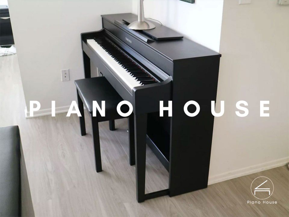 YAMAHA CLP-545 B
