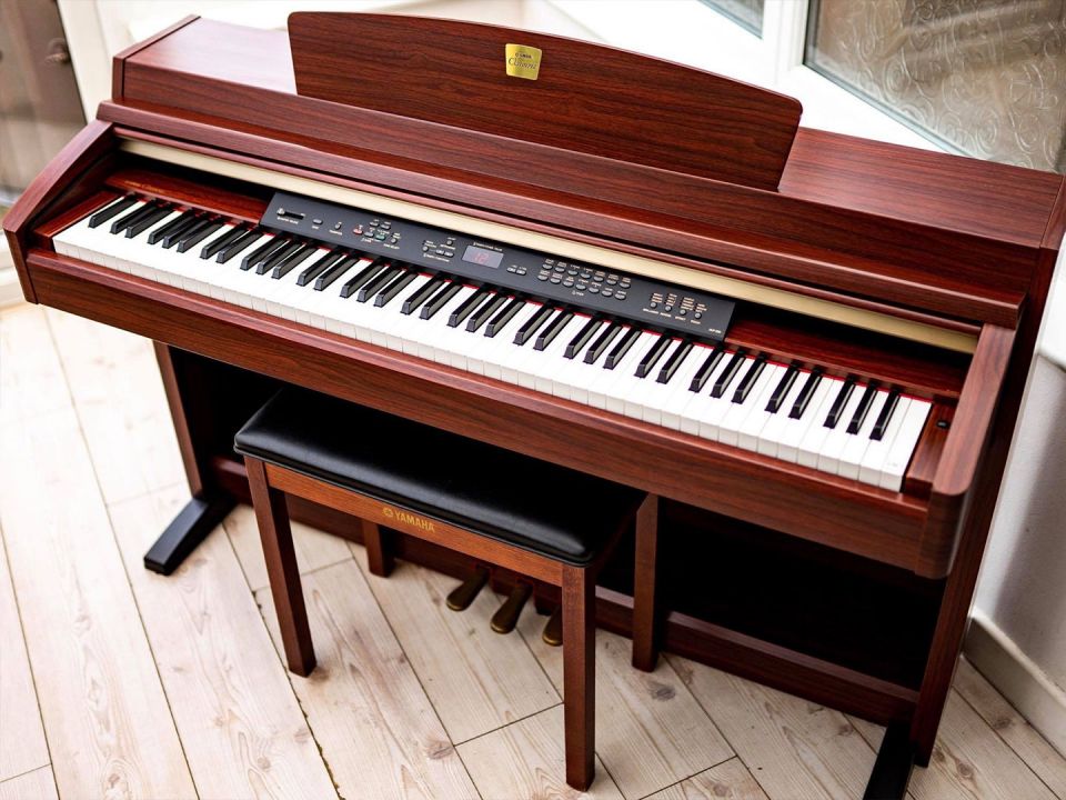 YAMAHA CLP-230 M
