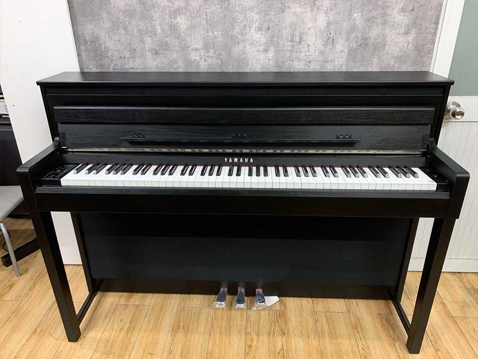 YAMAHA CLP-585 B
