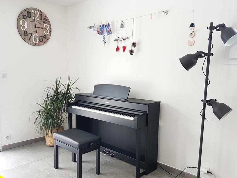 YAMAHA CLP-735 B