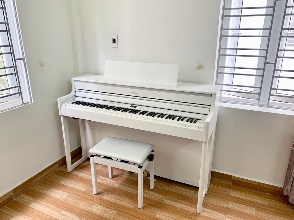 ROLAND HP-704 WH