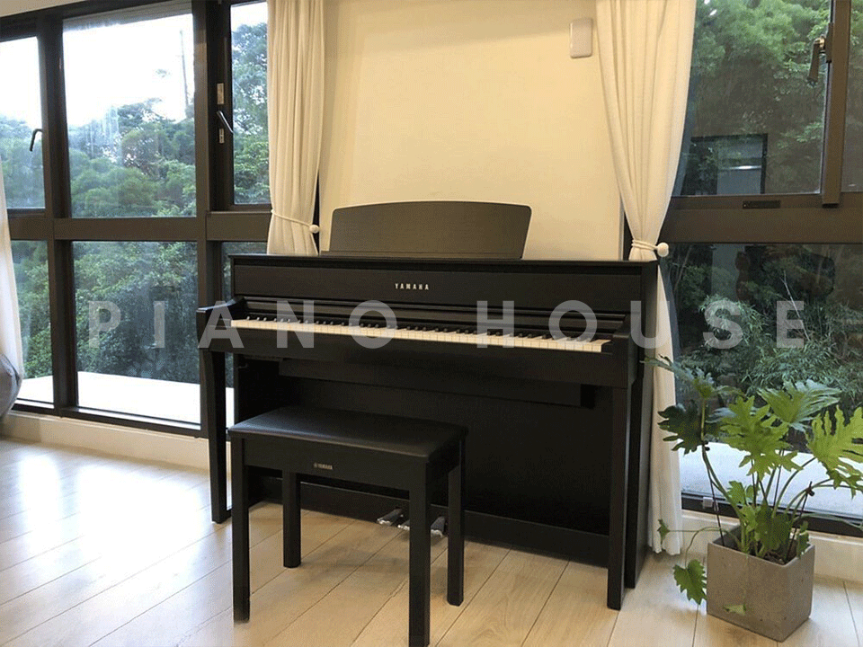 YAMAHA CLP-775 B